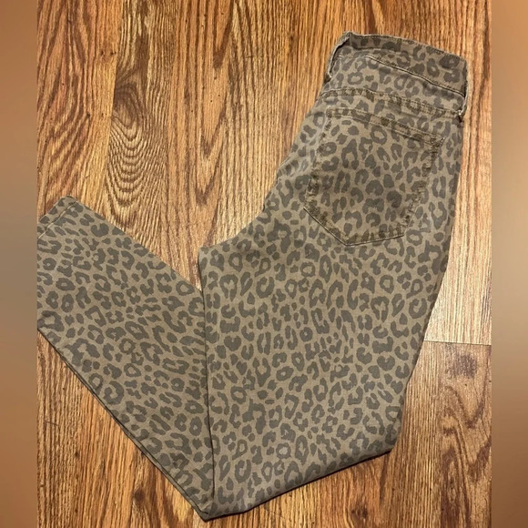 New Directions leopard pants, size 6 - Picture 2 of 3